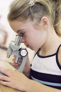 fille qui regarde dans un microscope